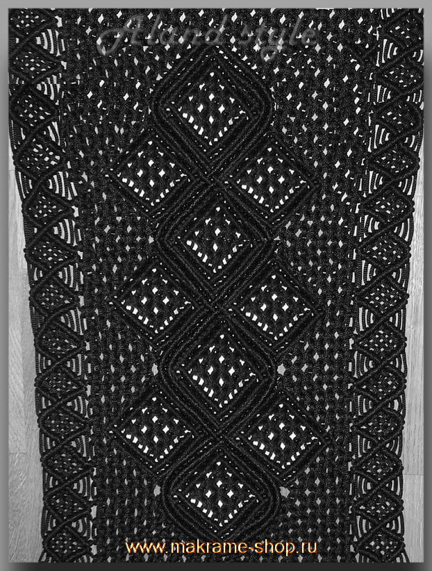 Узор черных плетеных накидок с эмблемой