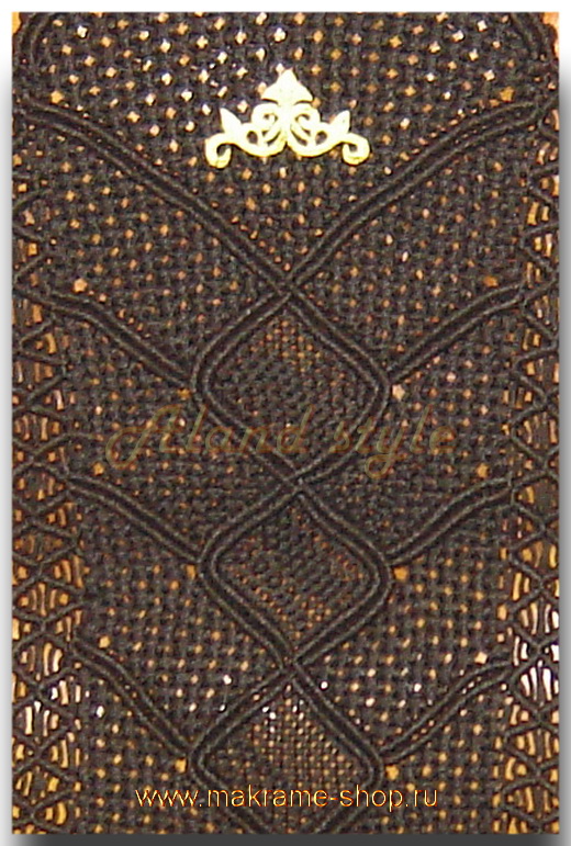 Узор плетеных накидок с накладной эмблемой