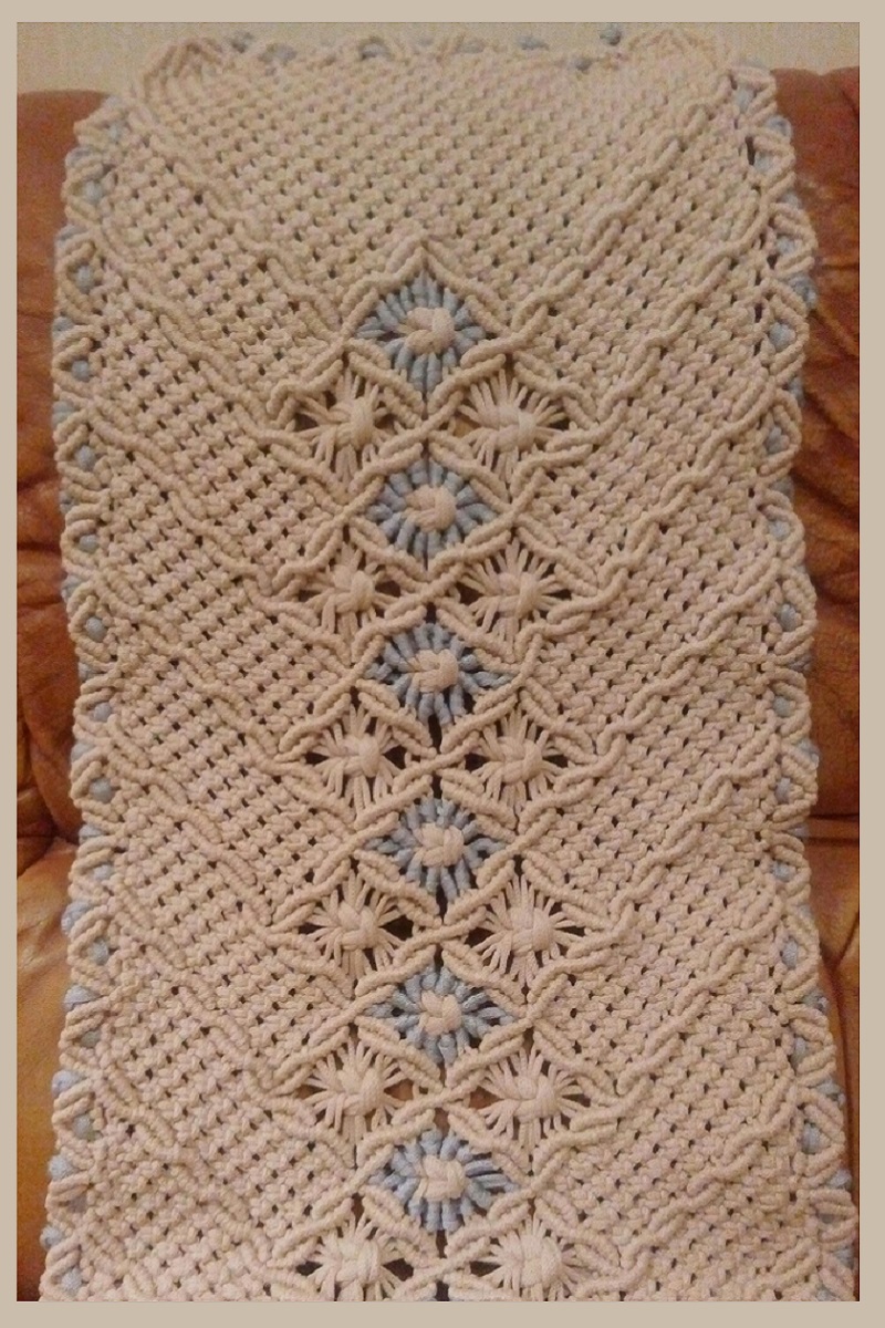 Узор плетеных накидок цвета беж с крупными двойными узлами
