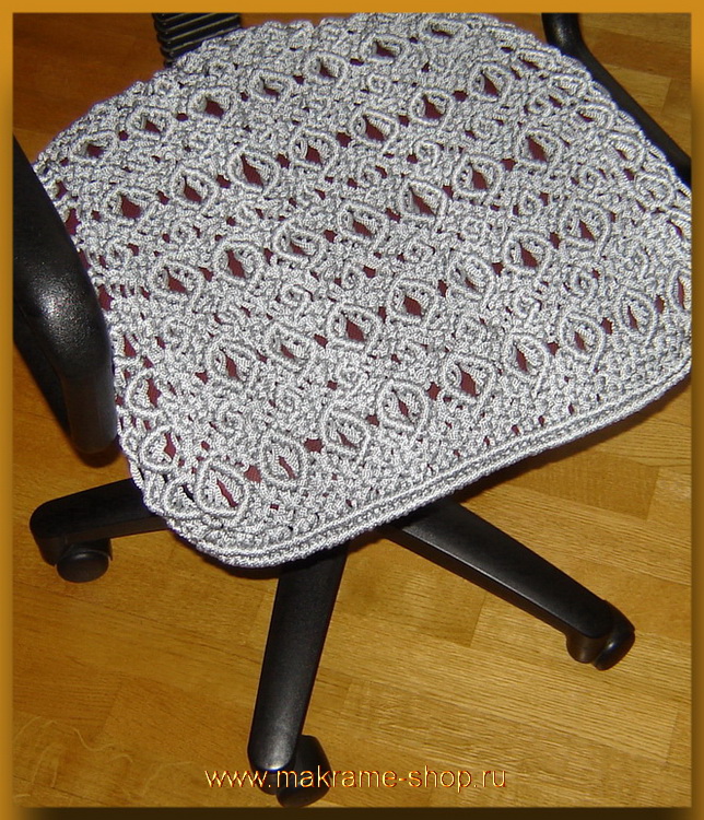 Плетеный коврик на рабочее кресло
