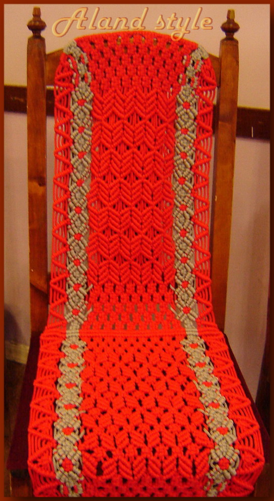 Плетеная красная накидка на сиденье