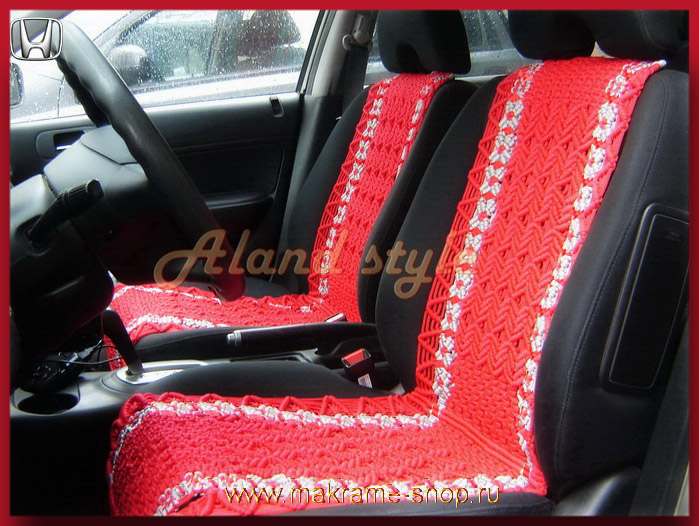 Красные плетеные накидки - для черного салона авто
